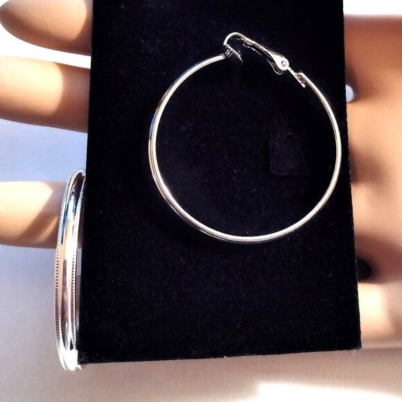 1 1/2" Avon Pinpoint Edge Hoop Clip On Earrings Vintage Silver Tone Large Round - Picture 3 of 5